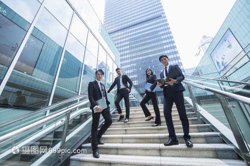 高檔商務(wù)環(huán)境里的商務(wù)人士