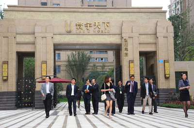 中海地產港澳臺企業精英代表團蒞臨寰宇天下，盛贊江北嘴發展潛力